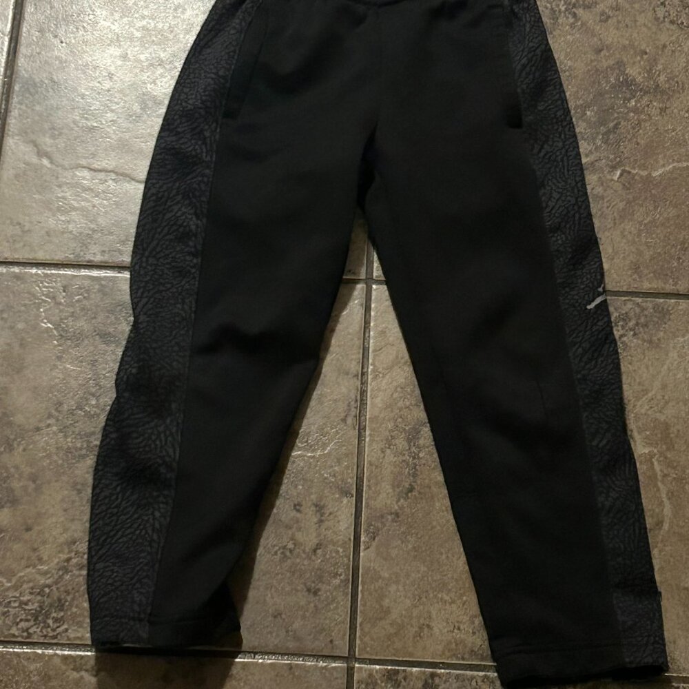 Boys Jordan sweatpants size small